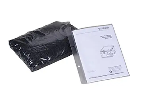 Schwarze Plasiktüte mit Granulat und ein beigelegtes Blatt Papier kombiniert, das Informationen zu einem Produkt von Grünbeck enthält.